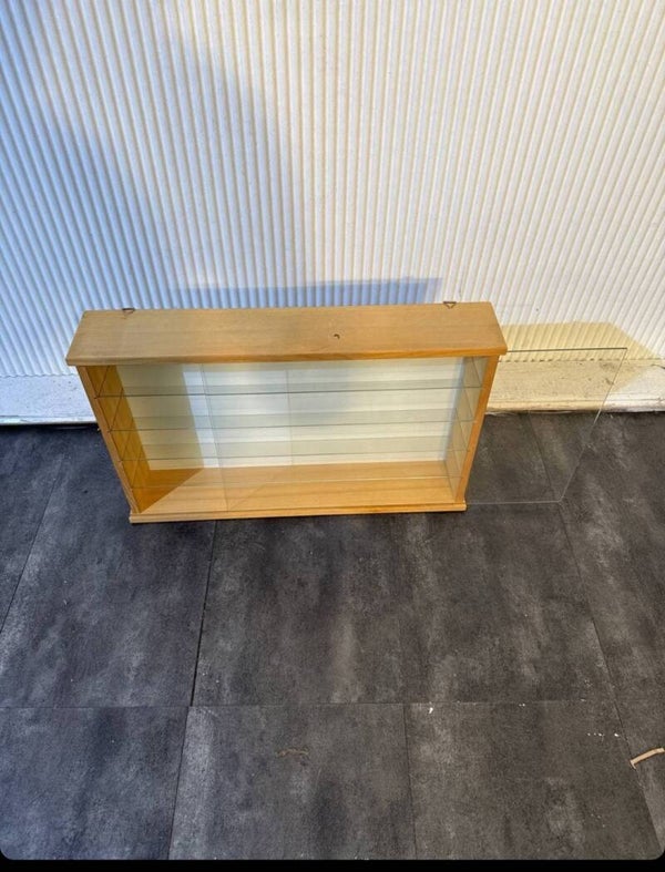 Wandvitrine / Sammlervitrine aus Holz mit Glasschiebetüren und mehreren schmalen Glasböden