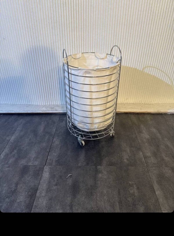 Vintage Wäschekorb auf Rollen – Chromgestell mit Stoffsack