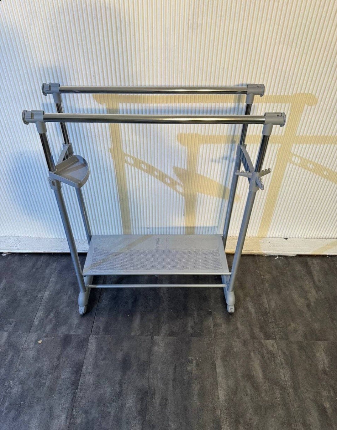 Ausziehbarer Kleiderständer / Garderobe mit Schuhablage – Metall