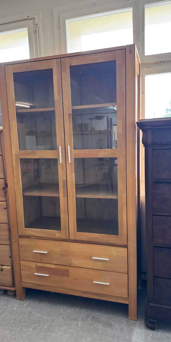 Vitrine / ein Vitrinenschrank aus Massivholz