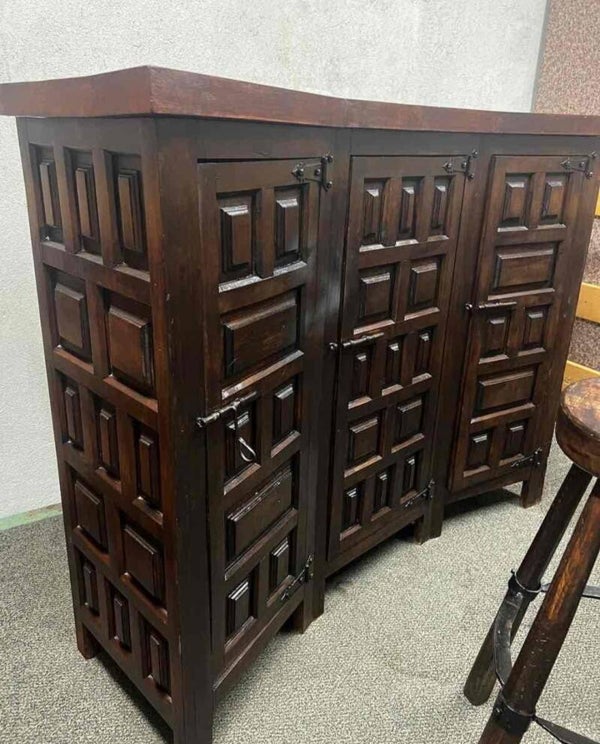 Massivholz-Bar / Barschrank mit 4 Barhockern – rustikaler Kolonialstil