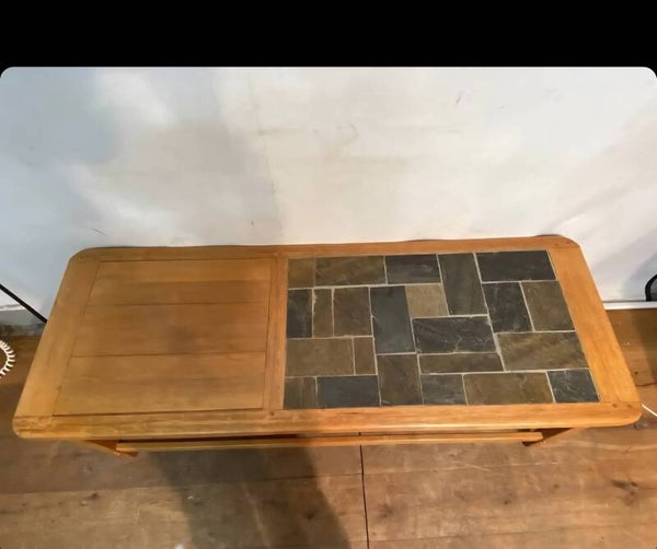 Vintage-Salontisch aus Holz mit eingelassenen Schieferplatten, vermutlich aus den 1970er- bis 1980er-Jahren.