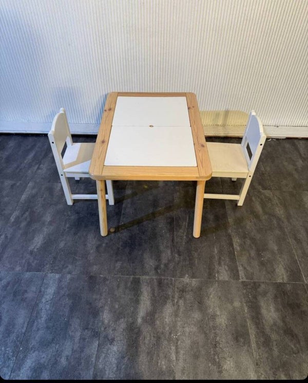 IKEA FLISAT Kinderspieltisch mit 2 Stühlen und Aufbewahrungsboxen