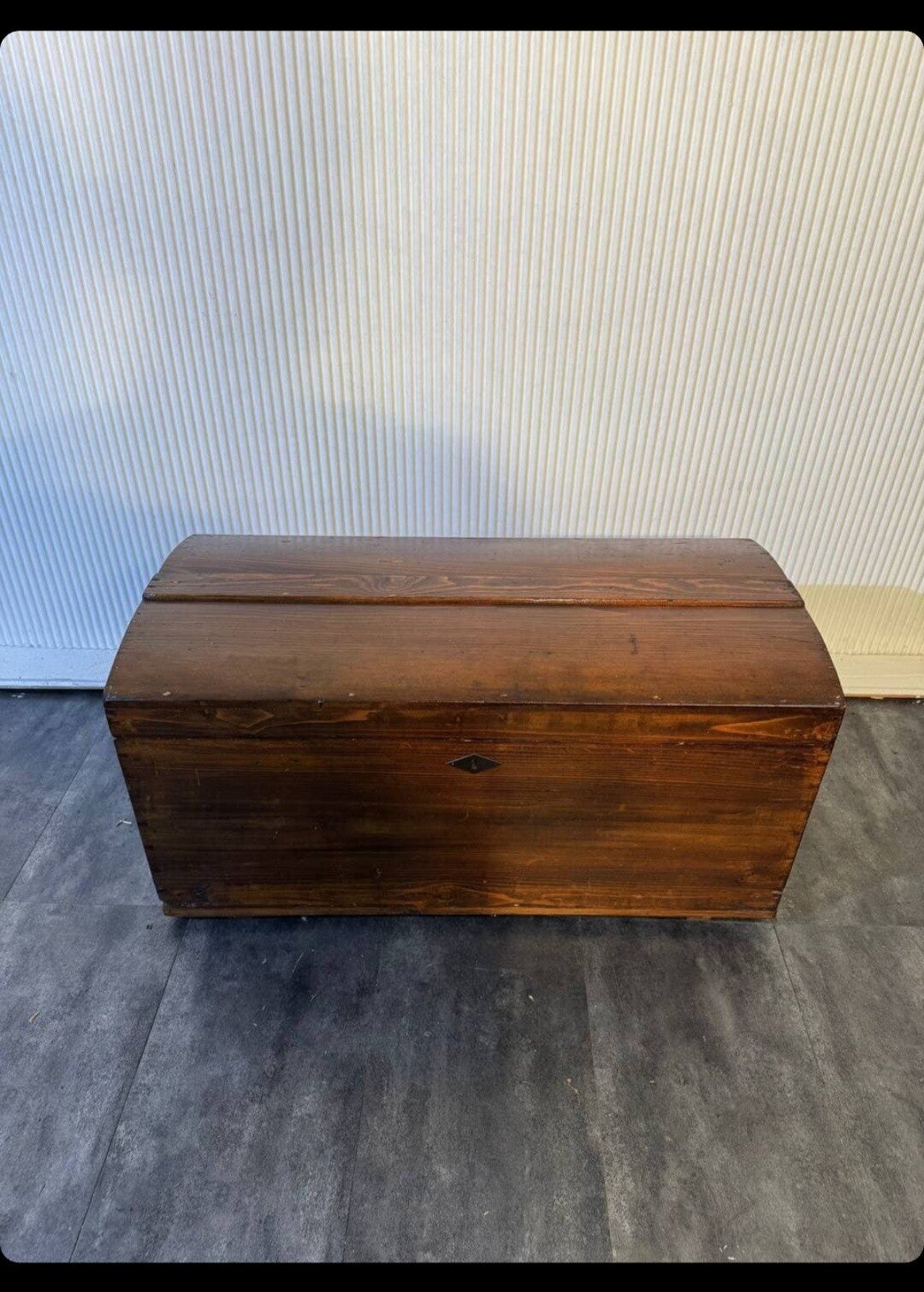 Alte Vintage-Holztruhe mit gewölbtem Deckel und Metallgriffen – rustikale Aufbewahrungstruhe