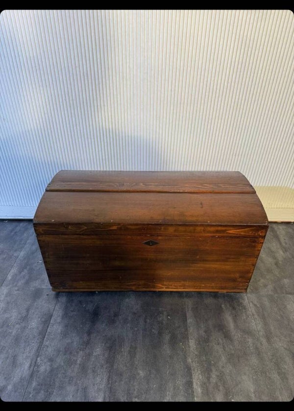 Alte Vintage-Holztruhe mit gewölbtem Deckel und Metallgriffen – rustikale Aufbewahrungstruhe