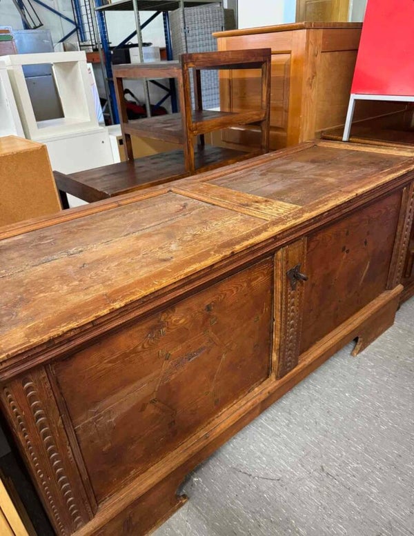 Grosse alte Bauerntruhe / Truhenschrank aus Holz mit Schnitzereien und Stauraum – rustikal antik