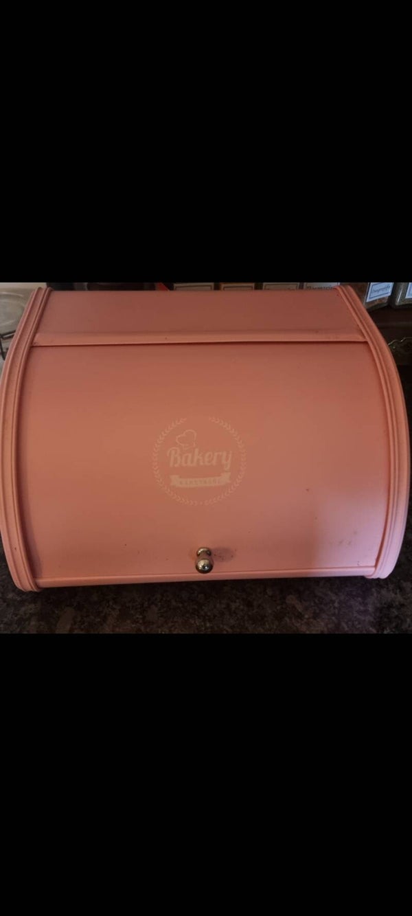 Hübscher Brotkasten aus Metall in Altrosa mit nostalgischem «Bakery»-Aufdruck.