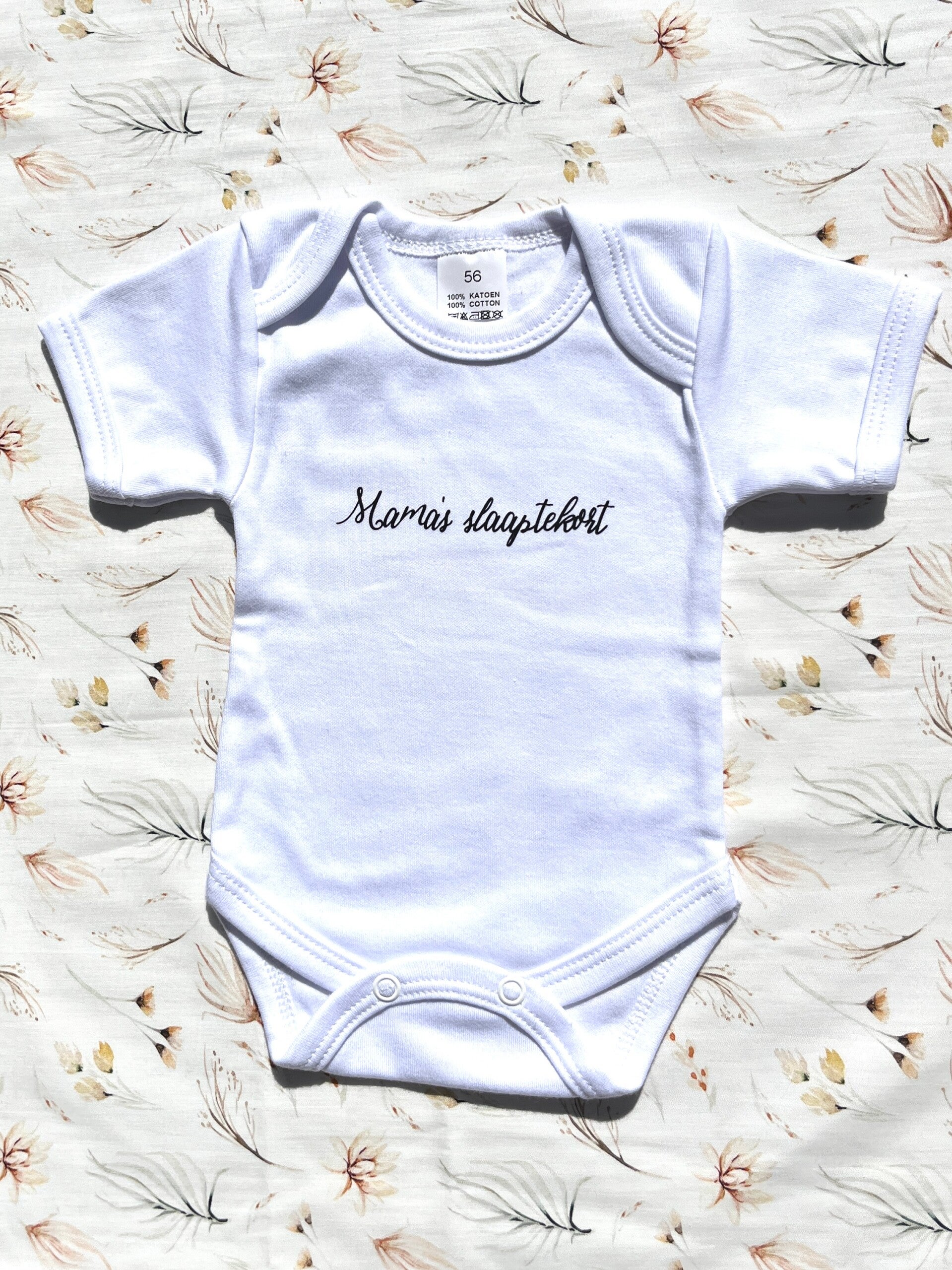 Witte romper mama’s slaaptekort