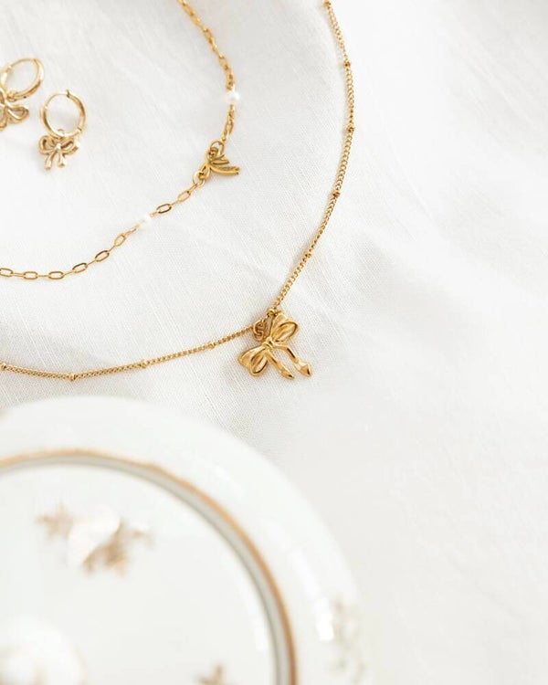 The Bow necklace