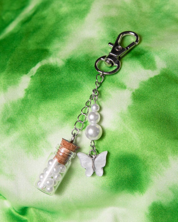 The Diving in pearls keychain