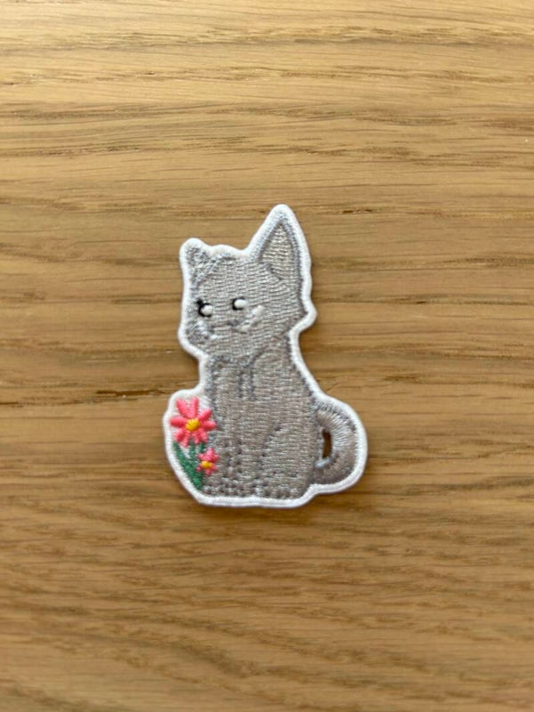 Geborduurde opstrijkbadge – Kat en bloem