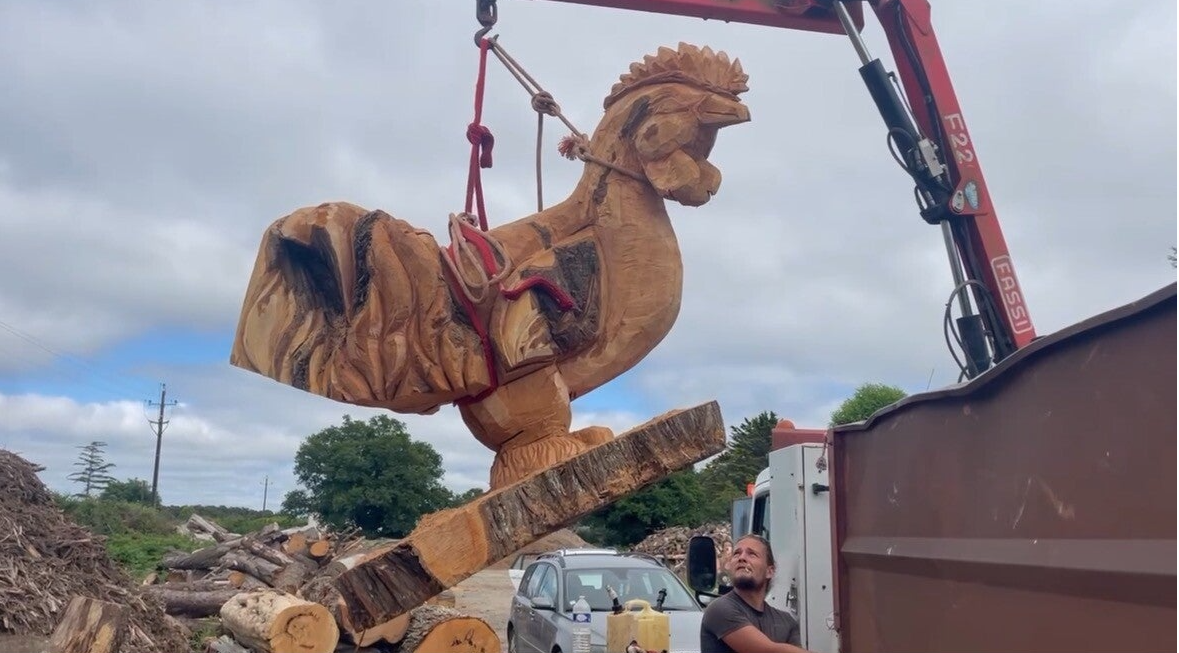 La poule de Kazapoule en bois installé à Camoel