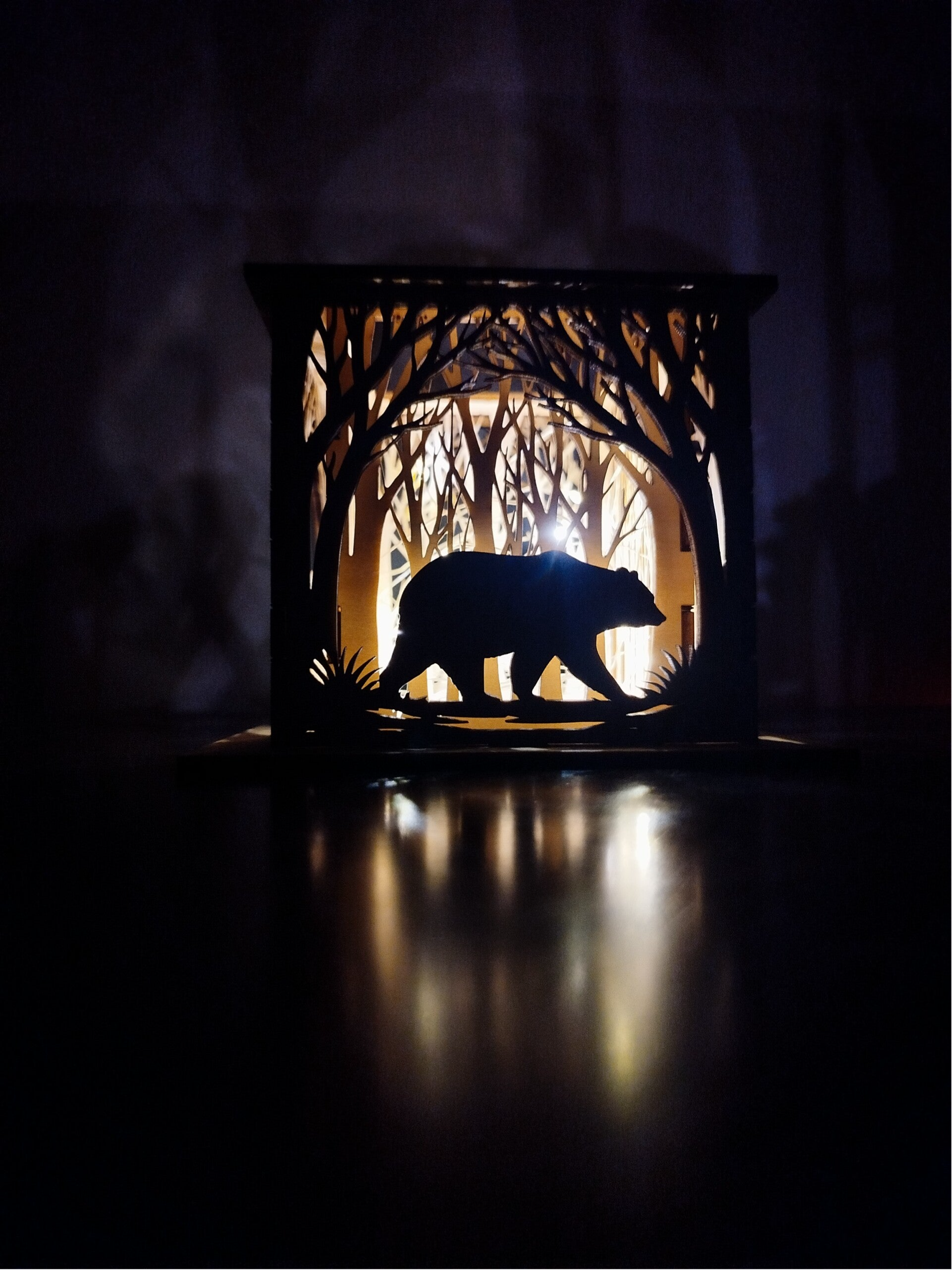 🪵✨ Lanterne Forêt Enchantée – Ours Silhouetté en Bois | Veilleuse Nature & Esprit Cabane