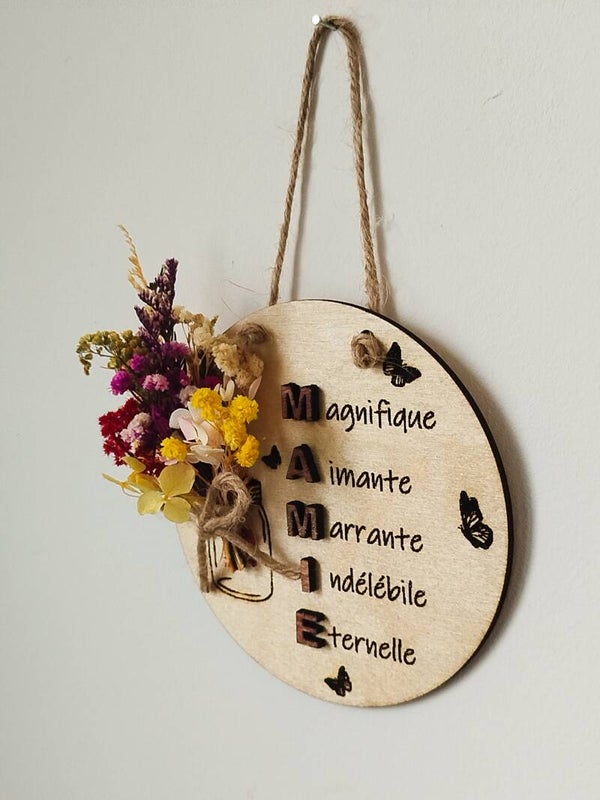 Plaque en bois "MAMIE" avec fleurs séchées – Cadeau unique pour la fête des grands-mères