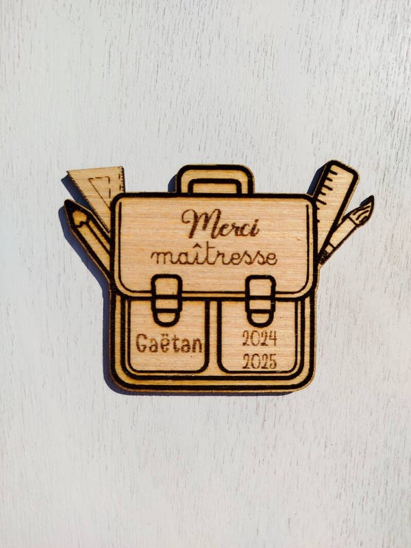 Magnet en bois personnalisé cartable – Cadeau fin d’année Merci Maîtresse / Maître / Professeur – Prénom + Année scolaire