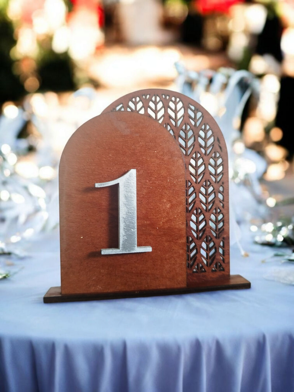 Numéro de table en bois découpé laser – Motif feuillage – Mariage & Réception