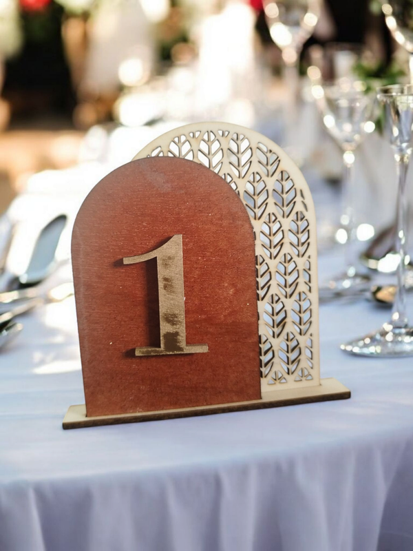 Numéro de table mariage en bois découpé laser – Arche & motifs feuillage