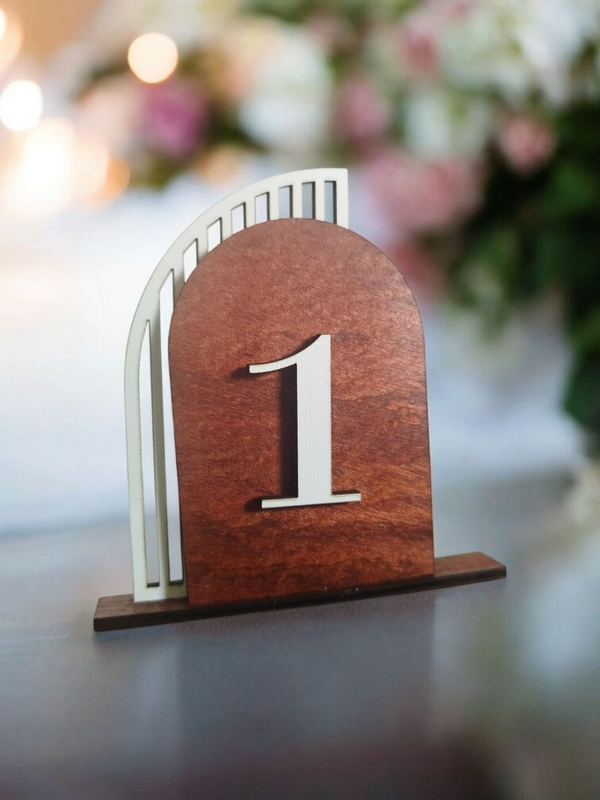 Numéro de table mariage en bois gravé – Style arche élégante