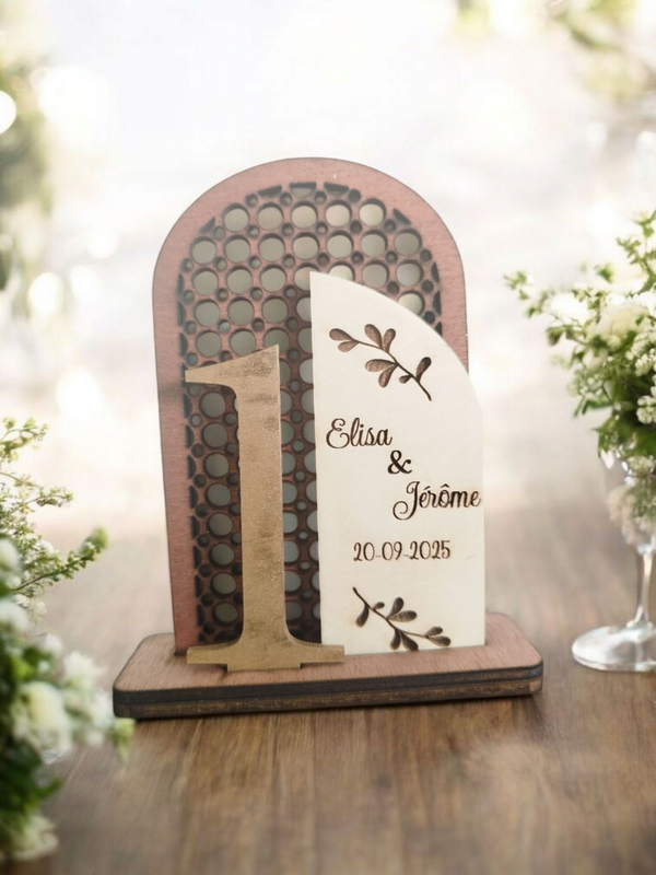 Numéro de table mariage personnalisé en bois – Prénoms & date gravés