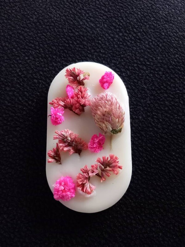 Suspension linge propre avec fleurs séchées