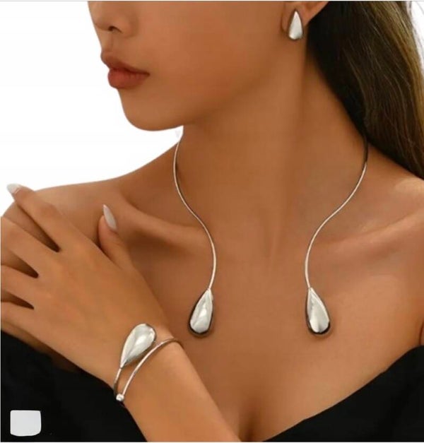 Zilveren choker-ketting set.