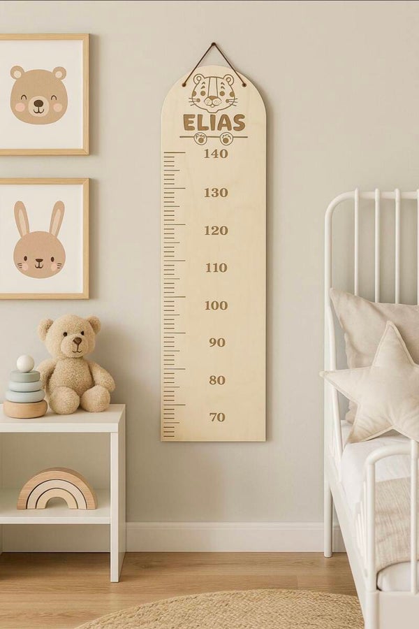 Gepersonaliseerde houten groeimeter voor kinderen – met naam en eigen ontwerp.