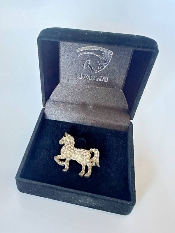 HORKA Pin para Plastron