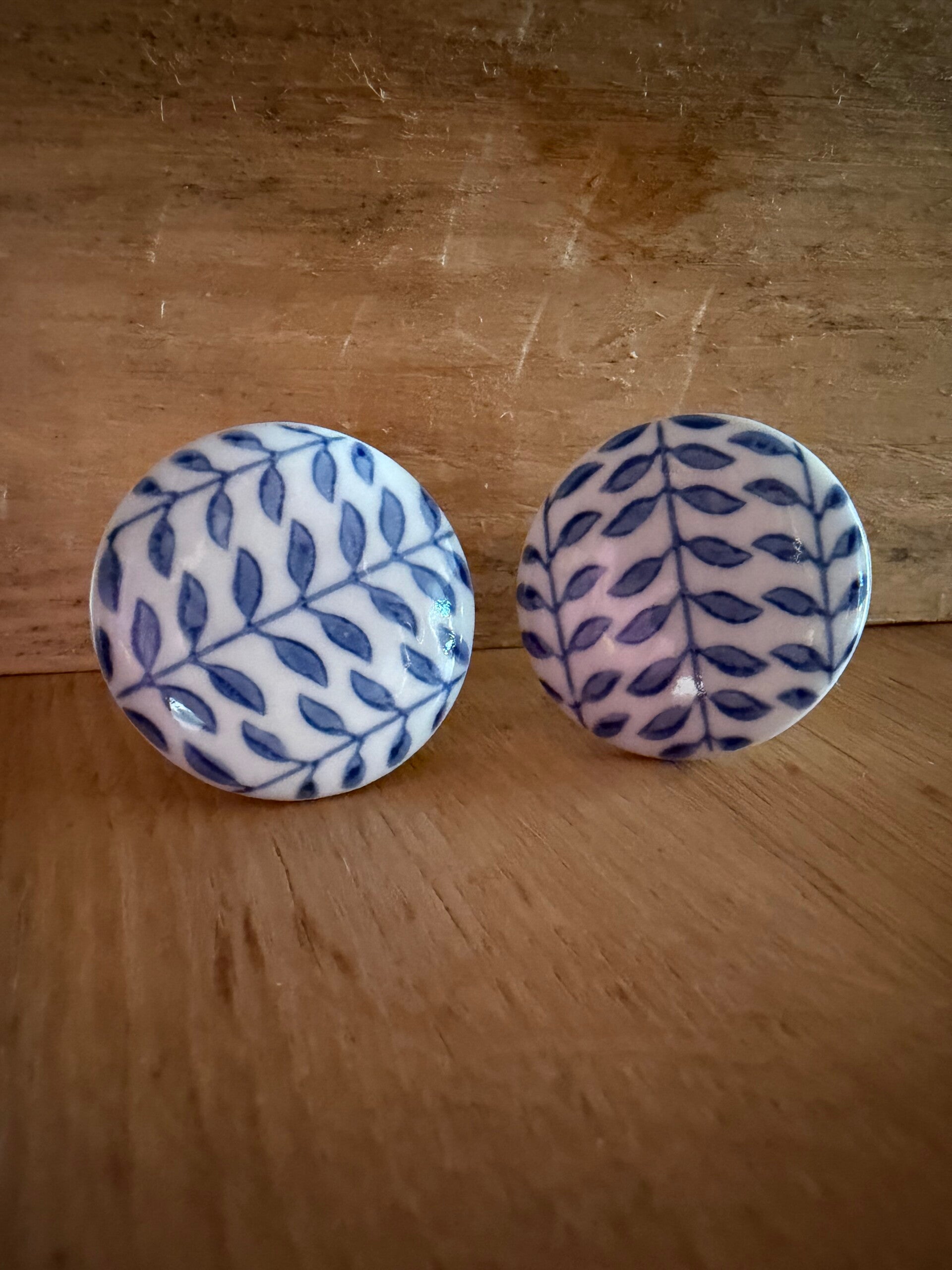 Porseleinen knop met blauwe bladeren