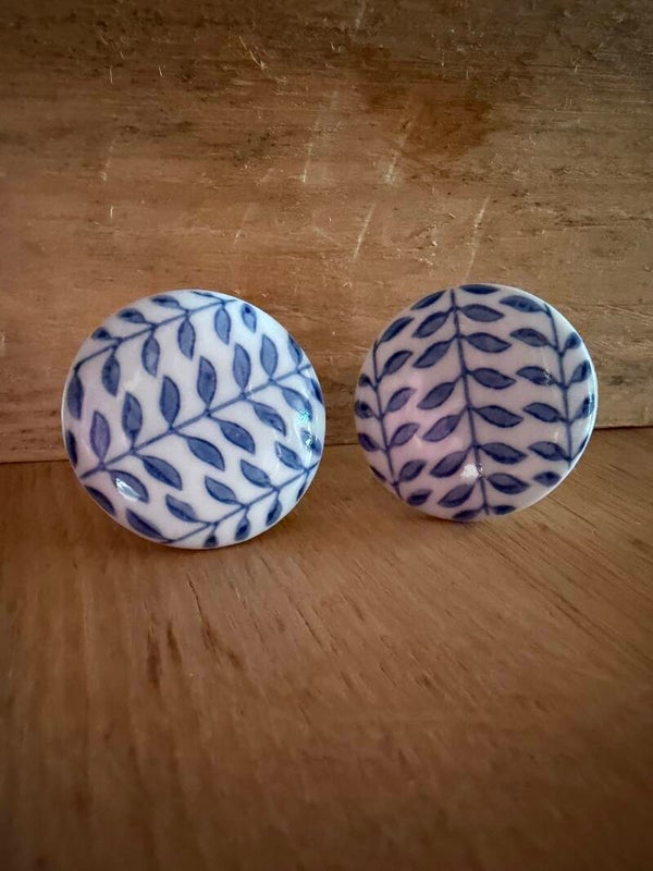 Porseleinen knop met blauwe bladeren