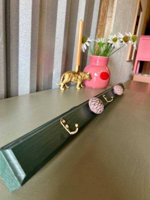 Kapstok in manor green met haakjes & roze/groene knoppen