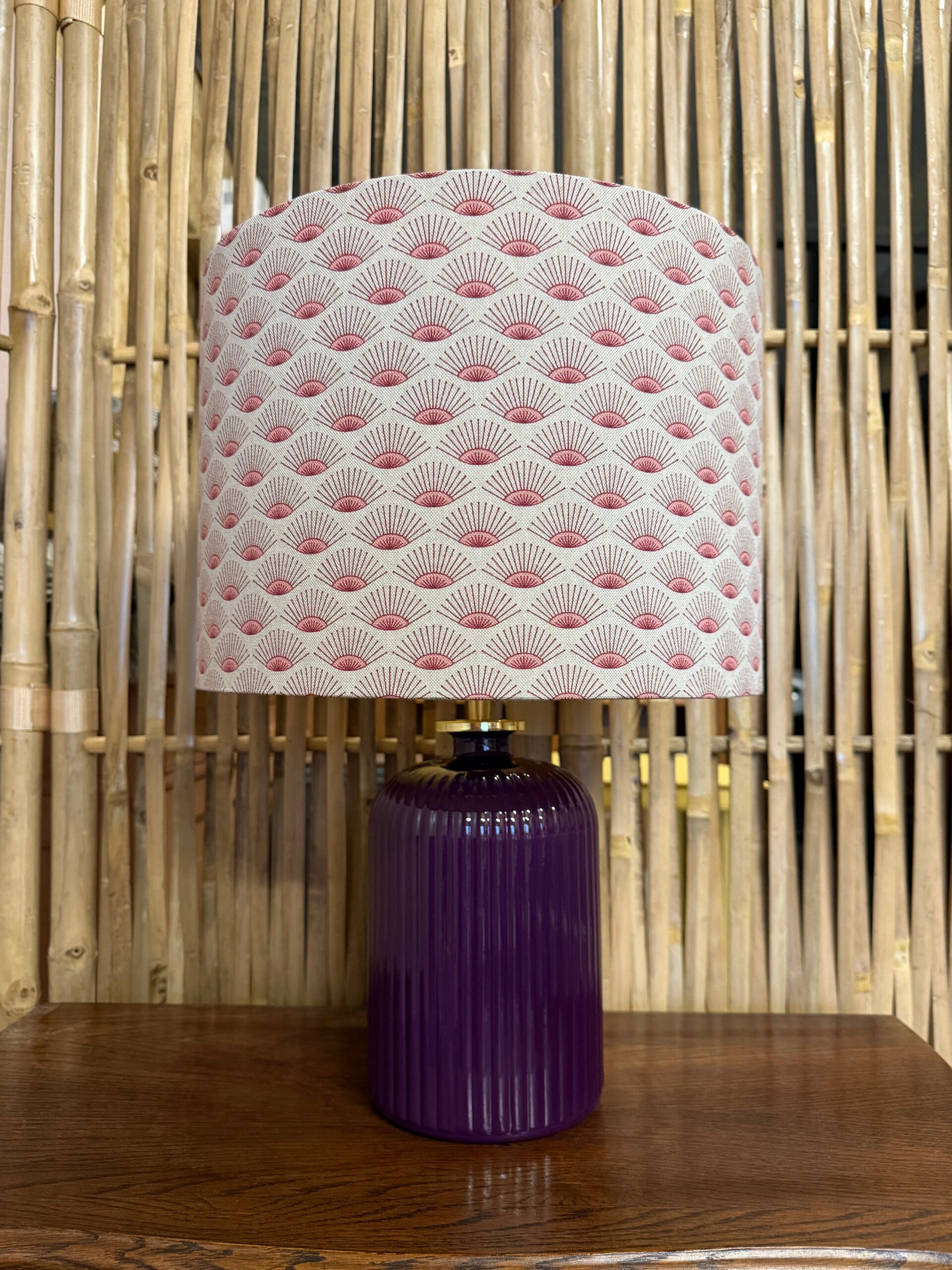 Paarse vaaslamp met grote lampenkap