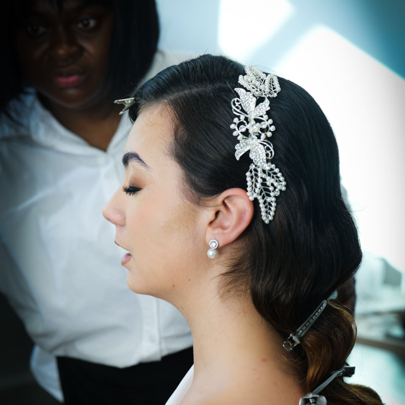 Coiffure de mariée avec accessoire bijou, réalisation Phara Jean Louis