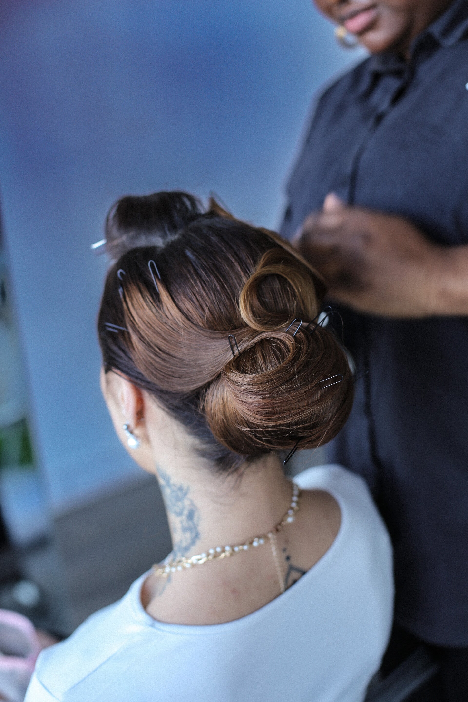 Chignon de mariée structuré pendant les préparatifs, réalisation Phara Jean Louis