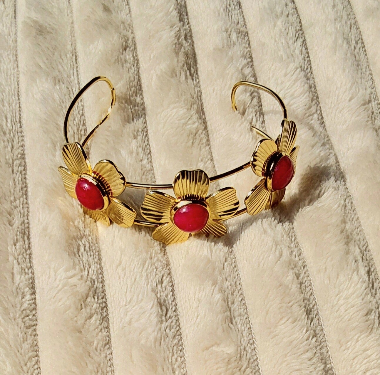 Armband bangle flower fuchsia - Goud