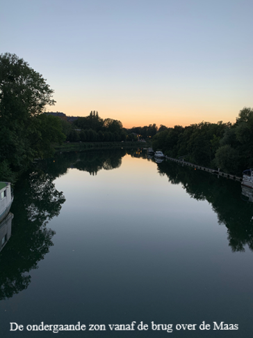 De ondergaande zon vanaf de brug over de Maas