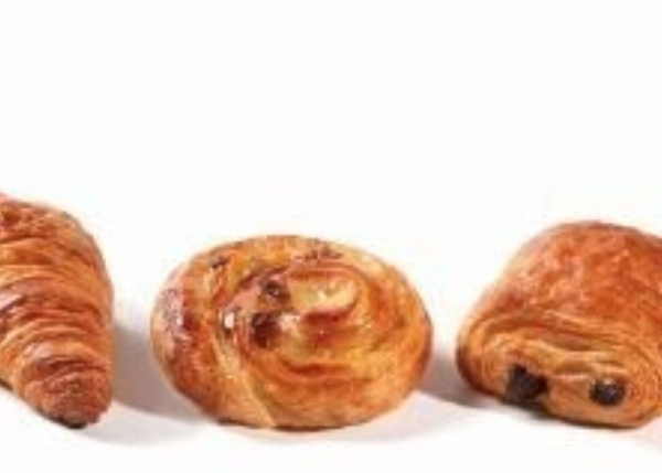 nieuwjaarsontbijtpakket met chocoladekoek, croissant en lange suisse