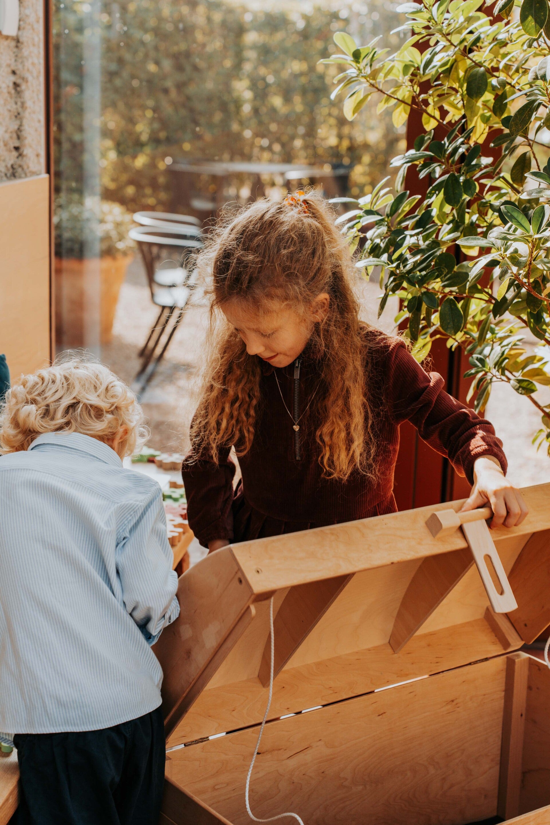 Houten bouwmateriaal voor de Kleine Baes-speelkoffer