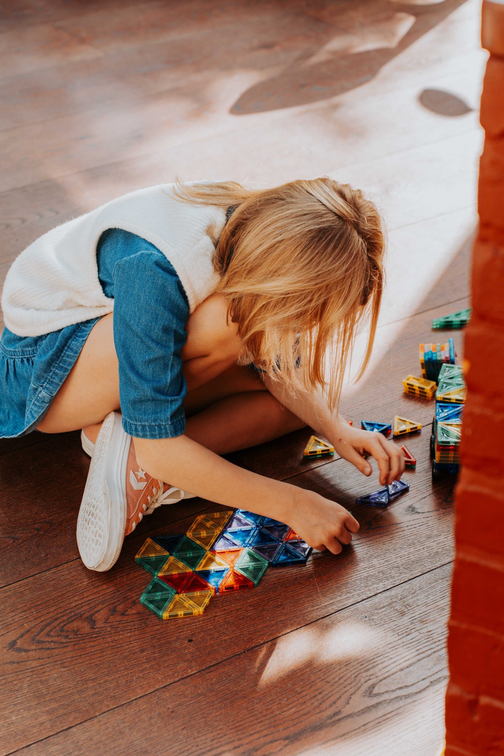 Kinderen spelen samen met creatief materiaal