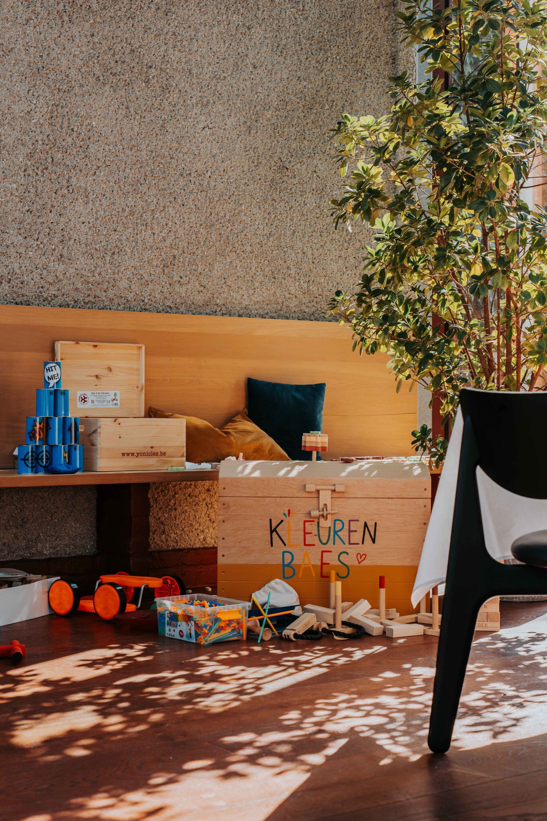 KleurenBaes-speelkoffer met houten en creatief speelgoed