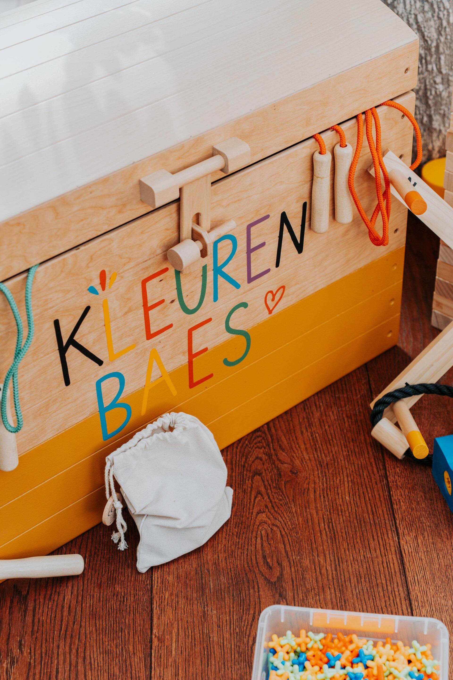 Speelkoffers van KleurenBaes met houten en creatief speelgoed