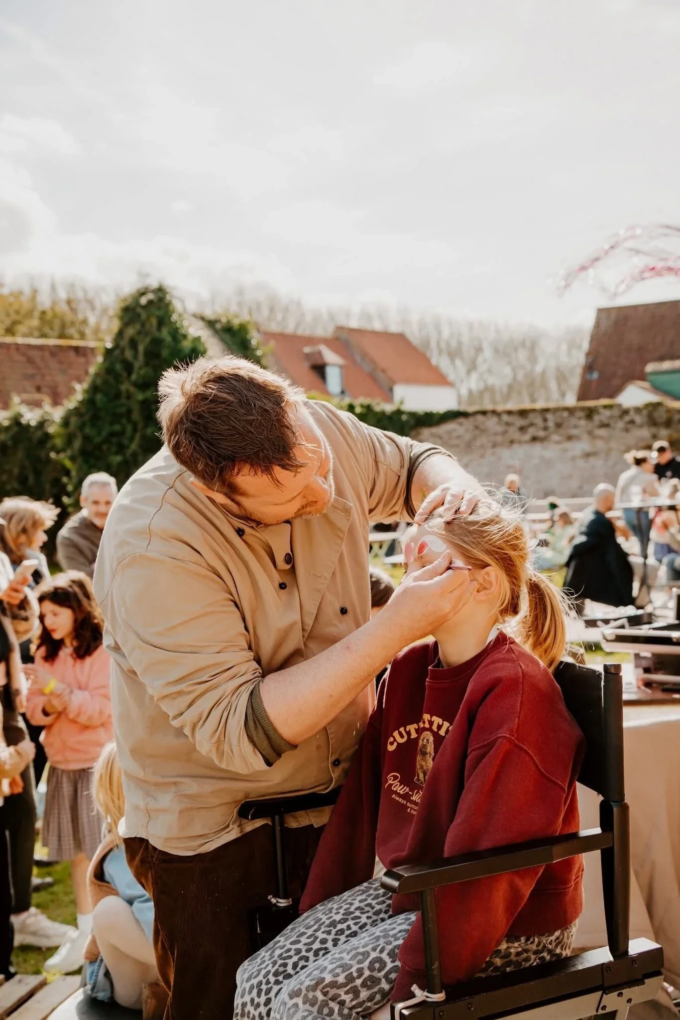 Wesley van KleurenBaes schminkt een kind tijdens een evenement