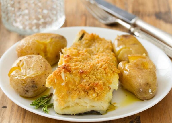 Bacalhau com broa (codfish with cornbread) served with potatoes