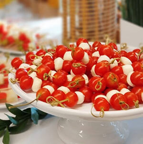 Skewer with mozzarella, tomato and pesto