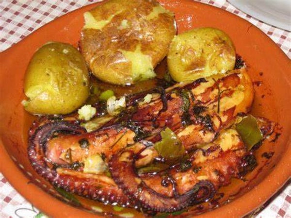 Polvo à lagareiro (octopus with  roasted potatoes with olive oil flavored with garlic