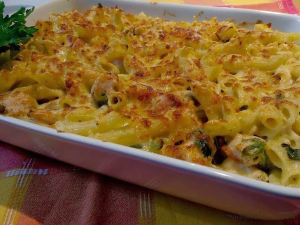 Pasta gratin with ham and broccoli
