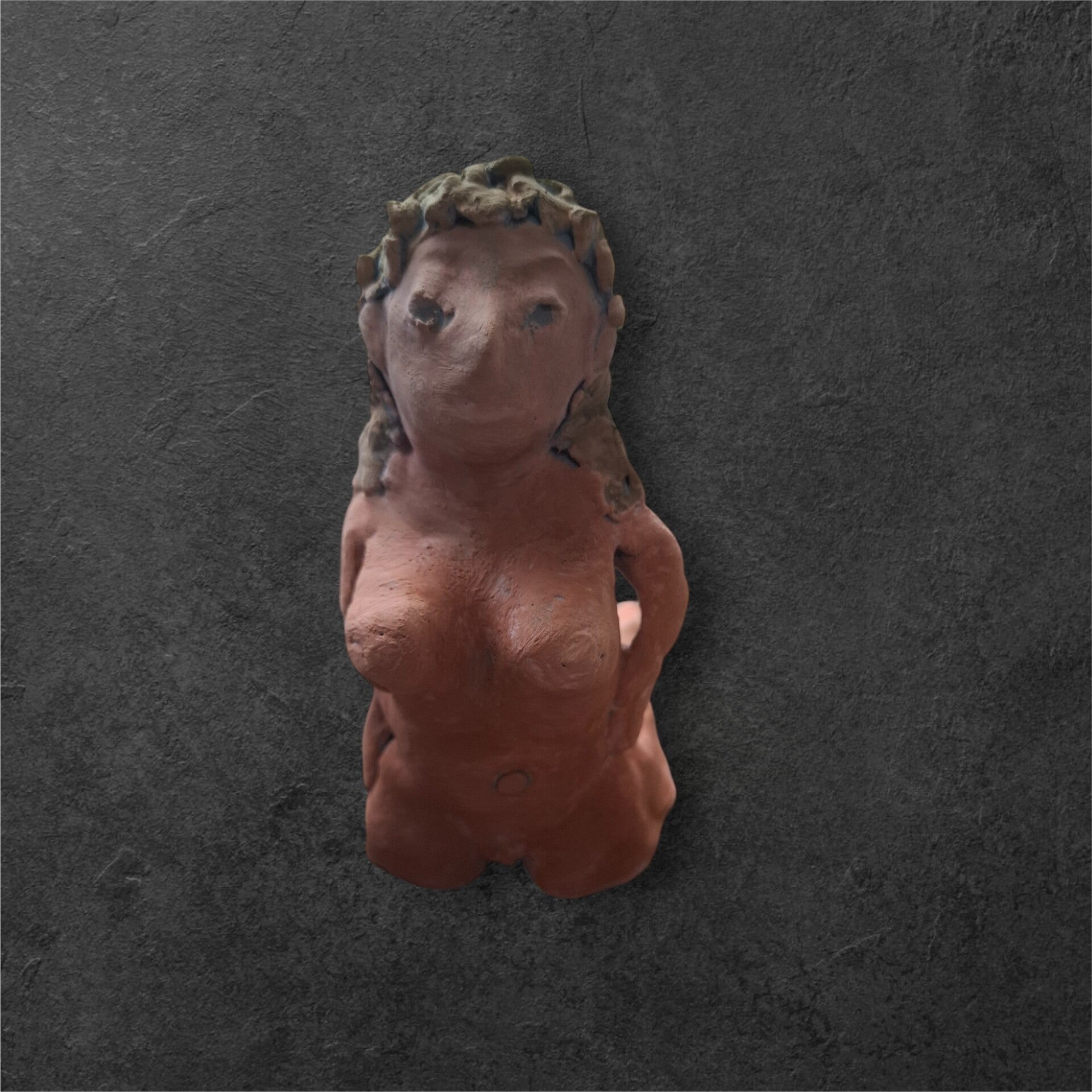 Handmade beeldje van klei naakte vrouw