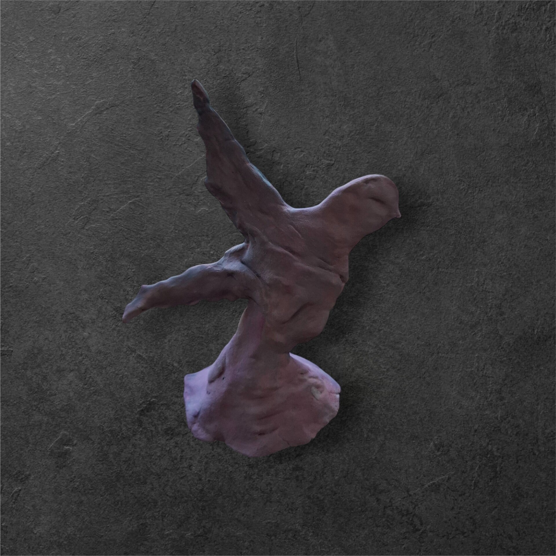 Handmade beeldje van klei vogel op rots