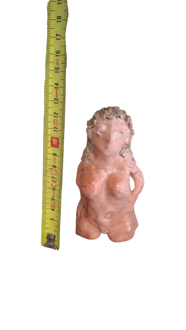 Handgemaakt beeldje van klei naakte vrouw in pose