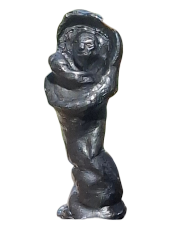 Handgemaakt beeldje van klei moeder met kind