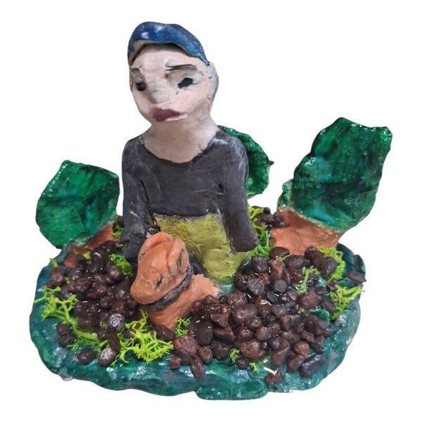 Handmade beeldje Boswandeling met de hond